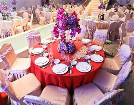 办婚宴酒席一桌多少钱,普通的酒店大概是一桌2000元