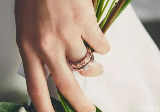 女生右手无名指戴戒指的含义（女生无名指戴戒指代表什么）